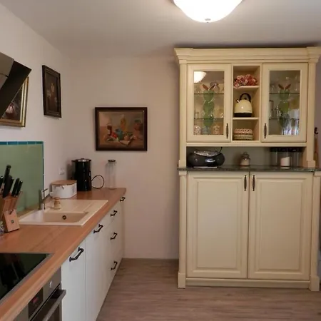 Amylee Apartment *